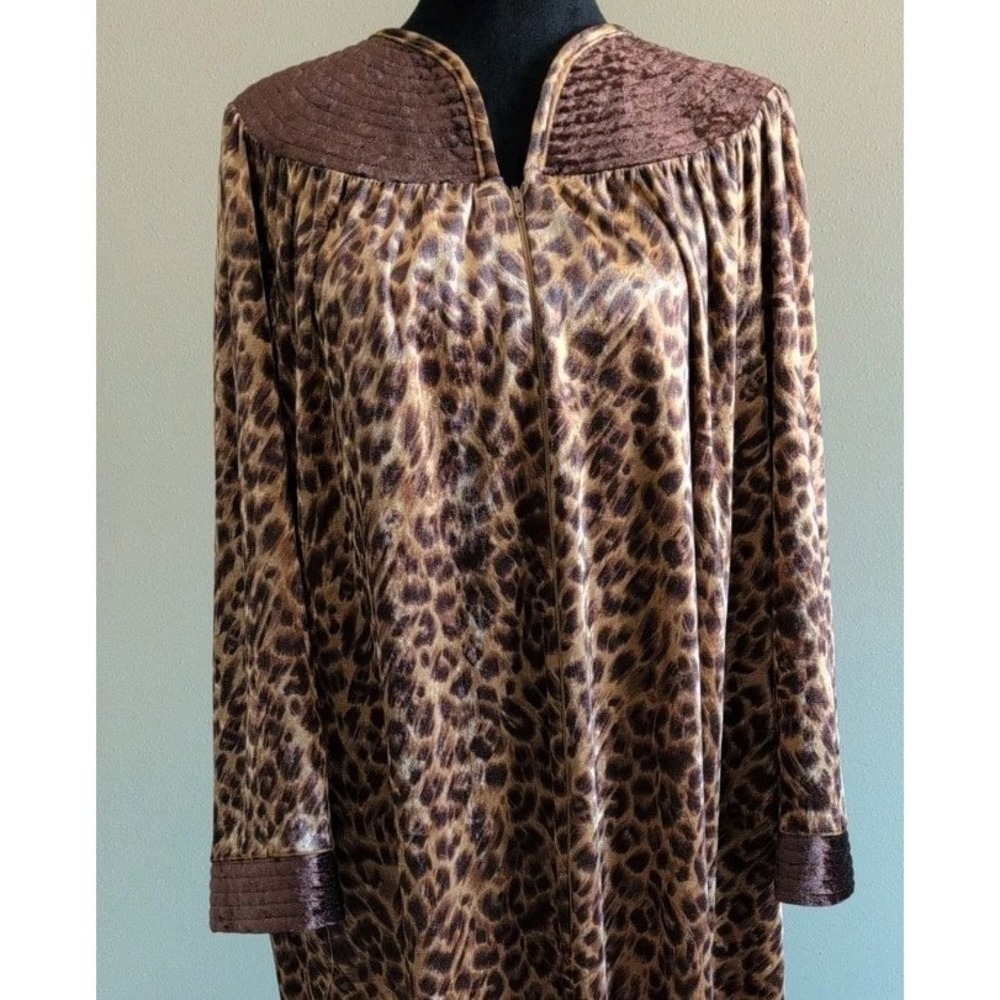 Vntg CW Classics Leopard Print Embossed Neckline Velour Full Zip Robe Women's